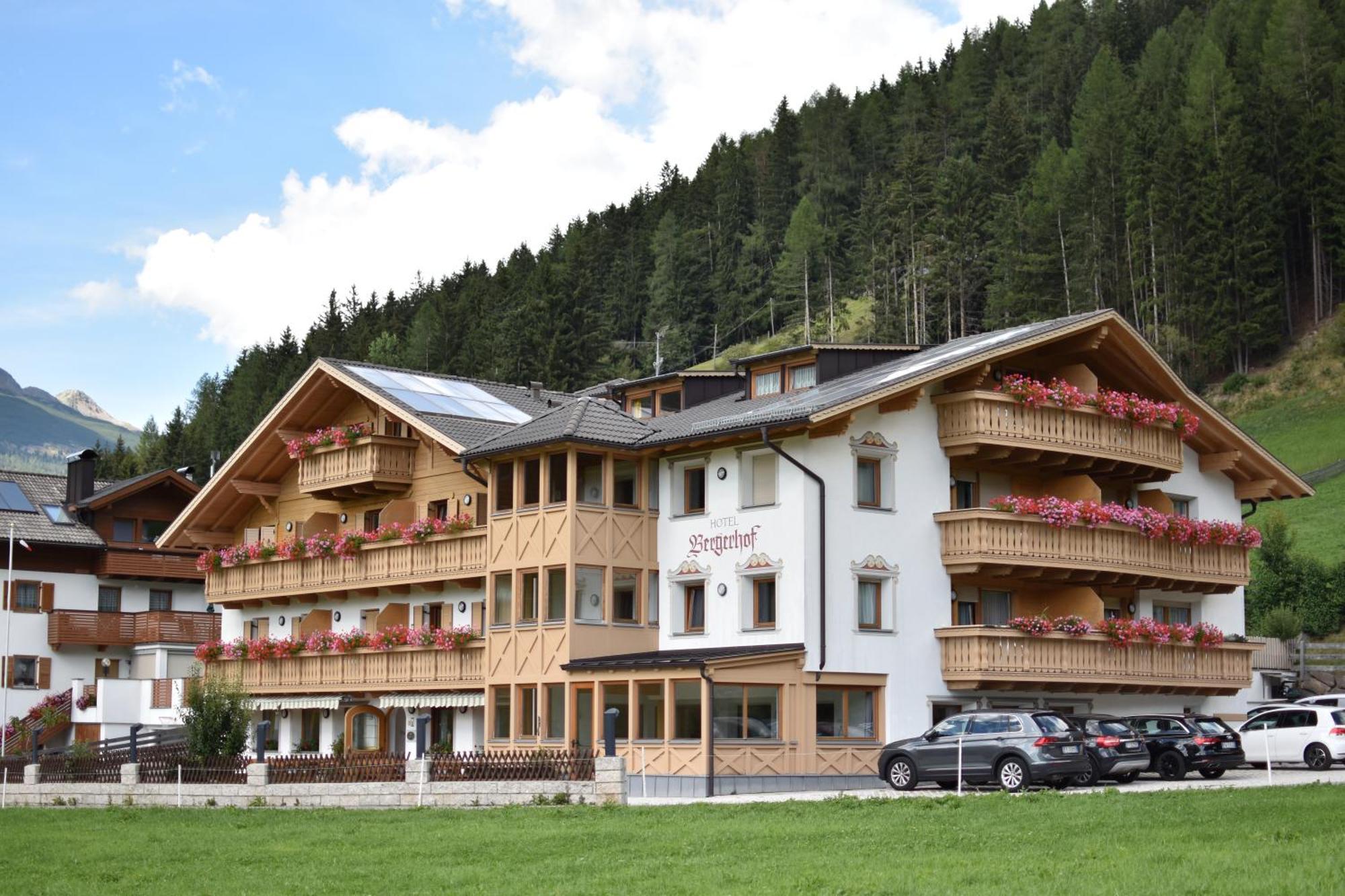 Almhotel Bergerhof Sarentino Exterior foto